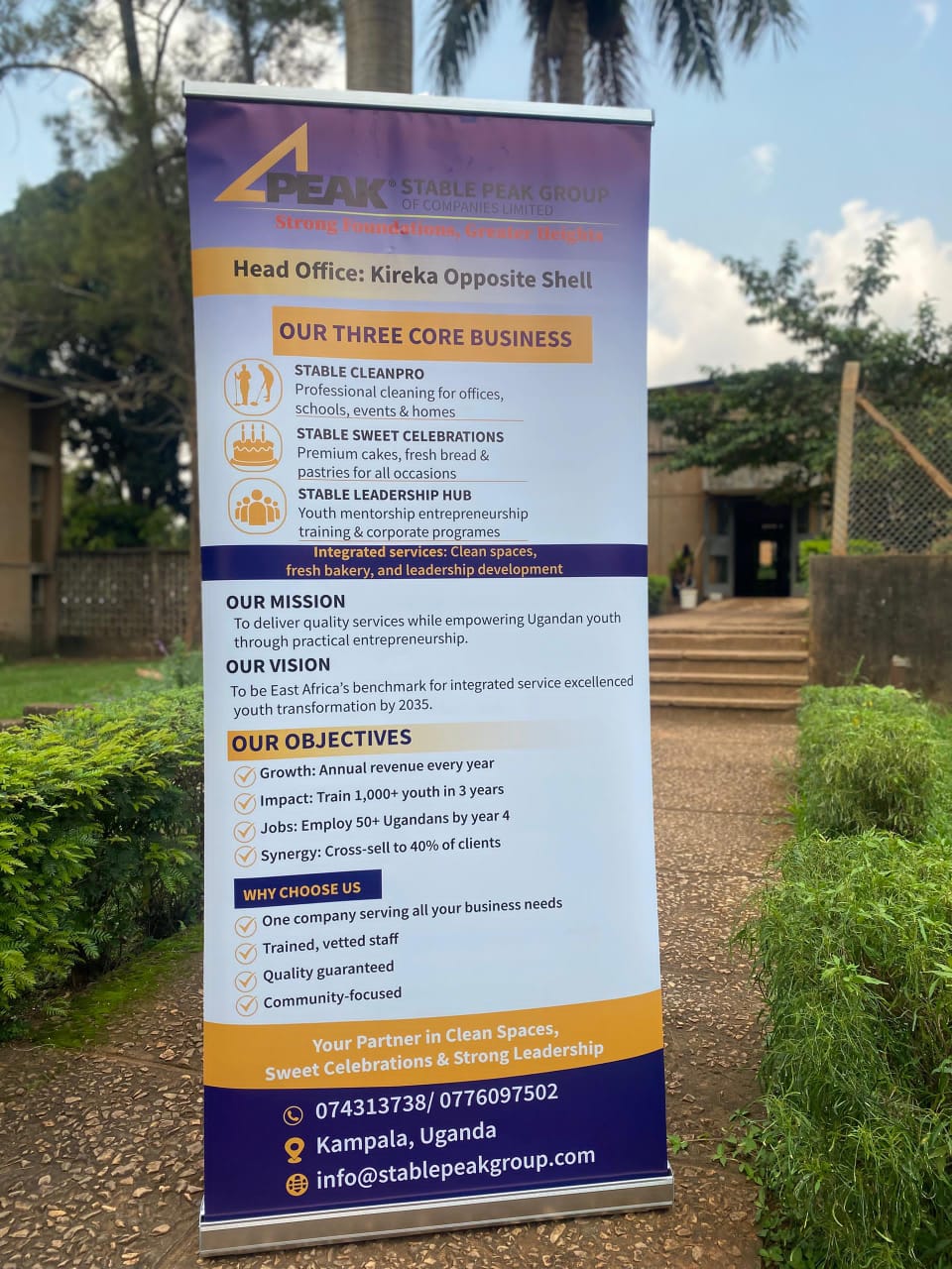 Alumni mentor coaching the next generation of emerging leaders